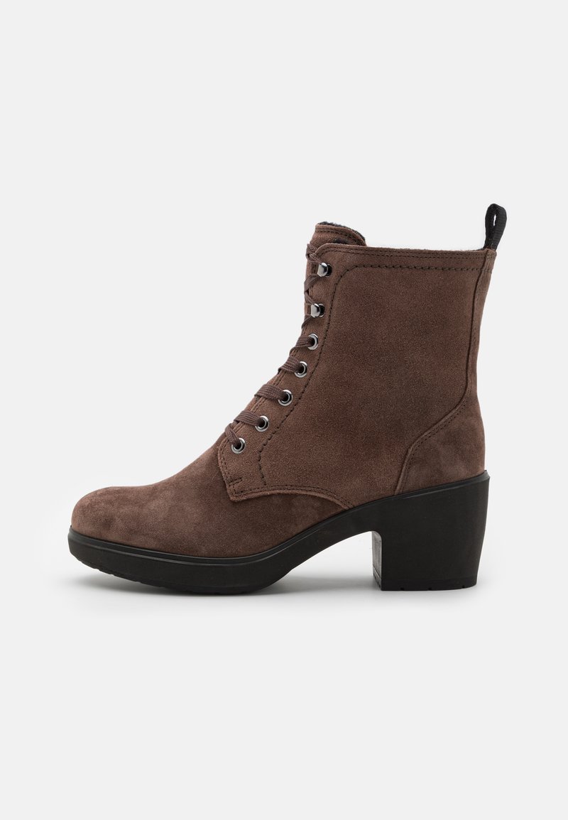 Braune Wildleder-Stiefeletten mit runder Zehe, Schnürdesign, klobigem schwarzen Absatz und einer Schlaufe an der Rückseite für einfaches An- und Ausziehen.