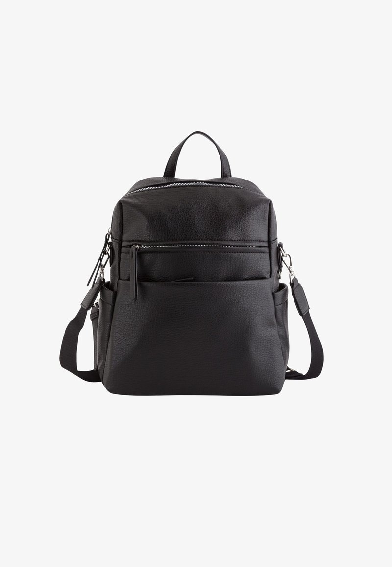 Mochila negra de imitación de cuero con acabado texturizado, dos asas superiores, correa de hombro ajustable y bolsillo delantero con cremallera.