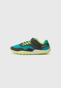Merrell jogging-sko med svart, grønn og sjøgrønn fargekombinasjon, med mesh-paneler, robuste såler og justerbar stropp for tilpasning.