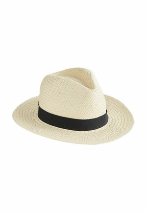 Hellbeiger geflochtener Strohhut im Fedora-Stil mit breiter Krempe und schwarzem Stoffband rund um die Basis der Krone.