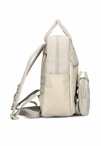 Zaino beige con tasca laterale, spallacci imbottiti regolabili, maniglia superiore e piccola tasca con zip attaccata, mostrato di lato.