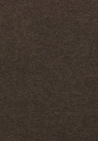 Tela de punto marrón con una textura suave. El color es uniforme, con variaciones sutiles que añaden profundidad a la apariencia general.