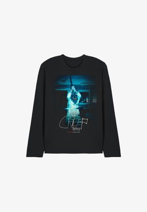 Schwarzes Langarmshirt mit einer verzerrten, blau getönten Figur, die eine Axt hält, und dem Text "The Creep Tapes" darunter.