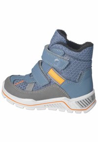 Botín deportivo infantil en azul y gris con textura de malla, correas de Velcro, detalles en naranja y una suela de goma para soporte y tracción.