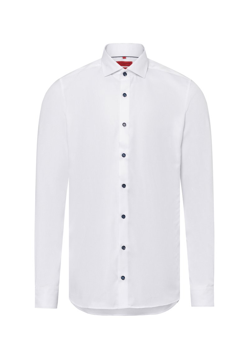 Witte blouse met lange mouwen en een textuurpatroon, voorzien van een spitse kraag en marineblauwe knopen aan de voorkant. De onderkant is licht gebogen.