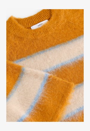 Pull rayé orange et crème en texture douce et moelleuse avec des accents bleu clair. Possède un col côtelé et une étiquette Next.