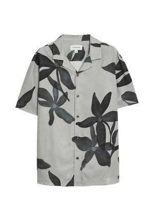 Košile s krátkým rukávem v světle šedé barvě s velkým černým květinovým vzorem. Obsahuje klasický límeček a černé knoflíky podél přední strany.