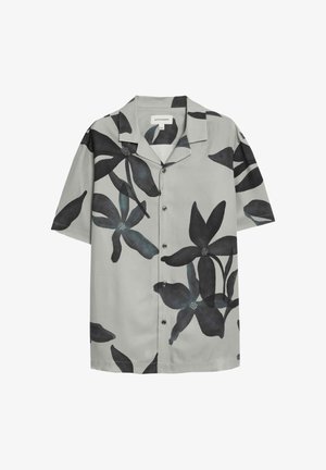Camisa de manga corta en gris claro con un gran patrón floral negro. Presenta un cuello clásico y botones negros a lo largo del frente.