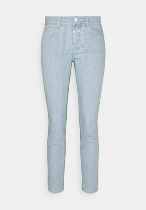 Vaaleansiniset raidoitetut farkut, joissa on slim fit -malli, napilla ja vetoketjulla suljettuna, viisi taskua ja hienovarainen tekstuuri.