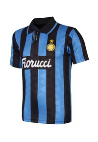 Zwart en blauw gestreepte polo met een kraag, het "Fiorucci" logo, het Inter-embleem en textuurpatronen. Het materiaal heeft een gladde afwerking.