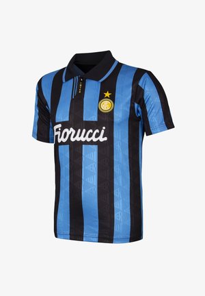 Zwart en blauw gestreepte polo met een kraag, het "Fiorucci" logo, het Inter-embleem en textuurpatronen. Het materiaal heeft een gladde afwerking.