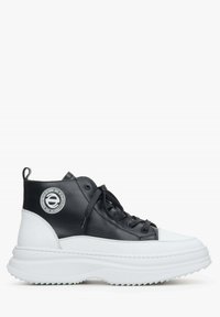 Hoge sneakers met een bovenwerk van zwart leer en een witte rubberen zool. Bevat een rond logo-opdruk en een gestructureerde zool. Vetersluiting.