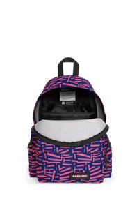 Mochila a rayas en tonos azul marino y rosa con un mango superior, compartimento principal con cremallera y funda interior. Tejido texturizado con un diseño duradero.