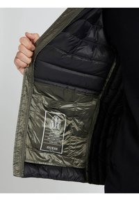 Guess LIGHT PACKABLE  - Pūkinė striukė - hellgrün