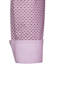 Manica di camicia rosa chiaro con motivo a scallop in rosa scuro, con un polsino solido alla fine. Texture liscia e taglio su misura.