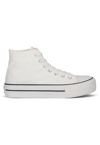 Aukštakulniai sportbačiai iš balto drobės audinio, su guminiais pirštų dangteliais, metaliniais akių įvorėmis ir juostelėmis puošta juoda padu.