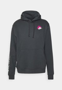 Czarna bluza z kapturem i przednią kieszenią, z różowo-białym logo Nike na piersi oraz białym napisem na lewym rękawie.