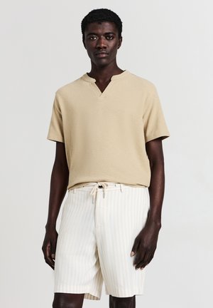 BERMUDA LINO RIGATO - Shorts - var sabbia