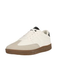 Vit lädersneaker med en mockatå, brun gummisula, svart hälaccent och platta skosnören. Strukturerad yta på sulan för bättre grepp.