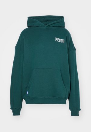 Felpa verde scuro con cappuccio, tasca frontale a marsupio e testo bianco "PEQUS" sulla parte superiore sinistra del petto.
