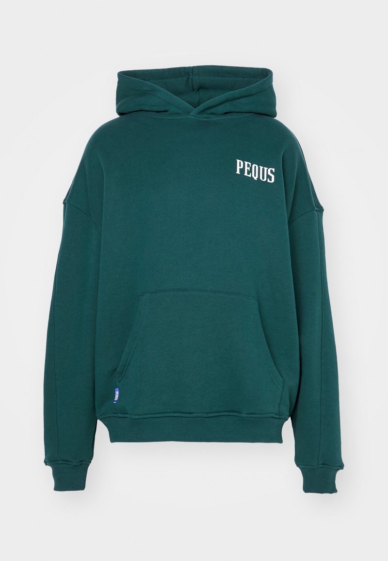 Donkergroen sweatvest met capuchon, voorvak in kangoeroestijl en witte tekst "PEQUS" op de linkerbovenborst.
