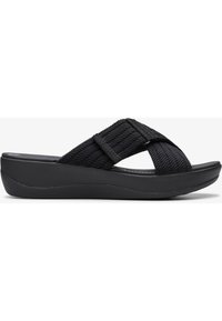 Zwarte slide-sandalen met geweven textielen banden, een gevoerde voetbed en een gestructureerde platformzool voor stabiliteit.