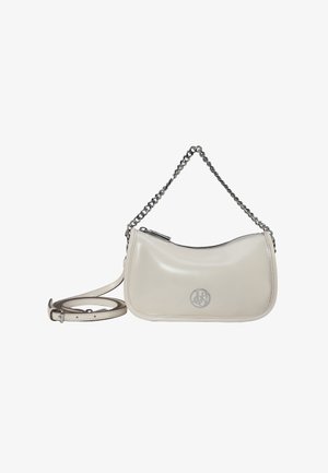 Pequeño bolso de mano de cuero beige con asa de cadena plateada, correa larga desmontable, cierre de cremallera y un logo redondo de metal en el frente.