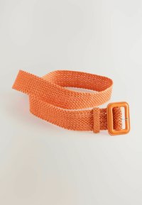 Orange vævet stofbælte med en rektangulær orange spænde. Har en struktureret overflade og et robust design for justerbar pasform.