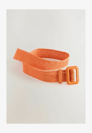 Orange vävt tygbälte med en rektangulär orange spänne. Har en strukturerad yta och en robust design för justerbar passform.
