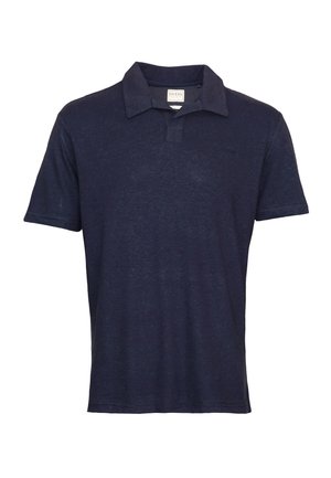 Polo shirt blu navy realizzata in tessuto morbido, con colletto classico, maniche corte e un piccolo logo sul lato sinistro del petto.
