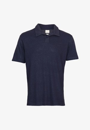 Polo bleu marine en tissu doux, avec un col classique, des manches courtes et un petit logo sur la poitrine gauche.