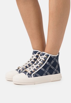 Sneakers alta in tela blu con motivo geometrico bianco. Presentano suola in gomma bianca, occhielli dorati e lacci piatti.