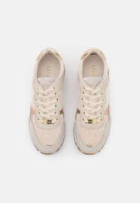 Paire de baskets beige et dorée à lacets avec des détails en mesh et cuir, vues de dessus sur fond blanc.