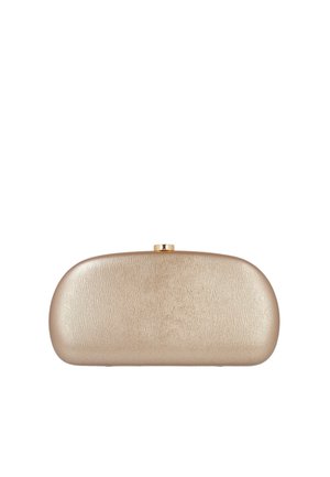 Bolso de mano rectangular metálico dorado con bordes redondeados y un pequeño cierre dorado en la parte superior, sobre un fondo blanco.