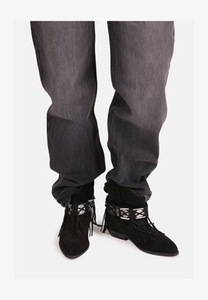 KENDRA - Kauboi/mootorratturi poolsaapad - black