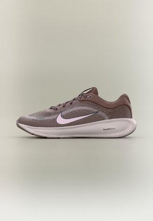 Zapatilla de correr para hombre Nike en marrón y rosa con parte superior de malla, cierre con cordones y suela blanca gruesa acolchonada etiquetada como ComfiRide.