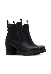 Botines de cuero negro con un tacón alto y grueso, que cuentan con paneles laterales elásticos, tiradores y suelas de goma texturizada para un mayor agarre.