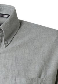 Camicia grigia con colletto aperto, tessuto testurizzato e una tasca sul petto. Presenta cuciture a contrasto sul colletto.