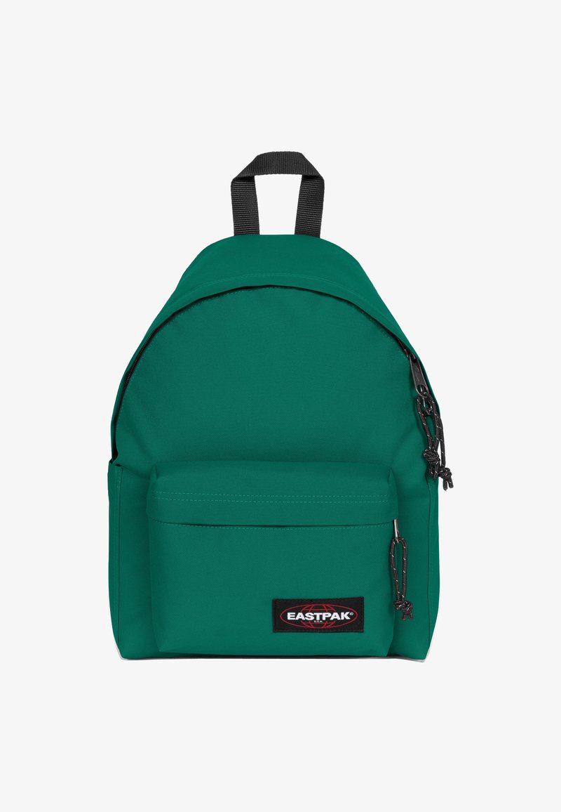 Vihreä Eastpak-reppu mustilla vetoketjuilla ja kahvilenkillä, yhdessä etutaskussa ja suorakaiteen muotoisessa brändilogo-tunnuksessa taskussa.