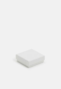 Boîte en carton blanche avec une texture lisse, de forme carrée et avec un couvercle légèrement surélevé, idéale pour les bijoux ou les petits objets.