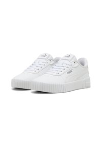 Sneakers bianchi realizzati in materiale sintetico. Presentano una punta arrotondata, design con lacci, suola in gomma texturizzata e un branding sobrio sul lato e sulla linguetta.