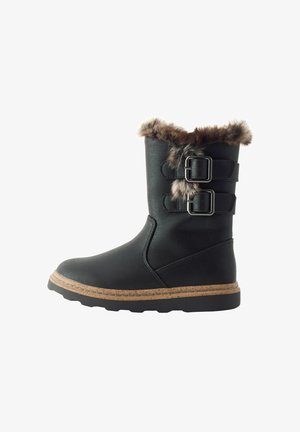 Botine negre până la gleznă, cu detalii din blană sintetică, două accesorii cu cataramă, suprafață texturată, talpă din plută și design cu vârf rotund.