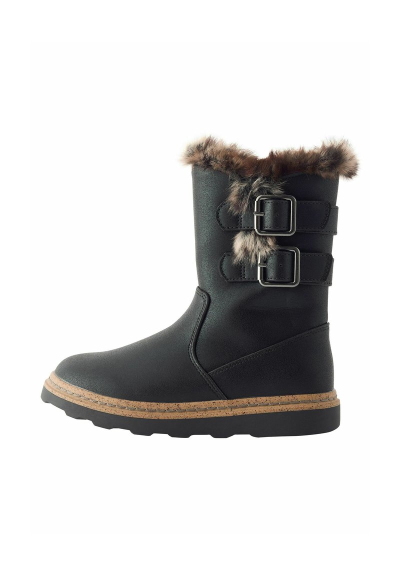 Schwarze Stiefelette mit Kunstfellbesatz, zwei Schnallenakzenten, strukturiertem Obermaterial, Korksohle und einem runden Zehendesign.