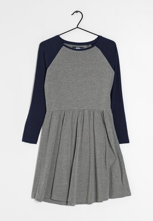 Sukienka casual z długim rękawem, granatowymi rękawami i szarym tułowiem w kolorze melanżu, z marszczoną talią, wisząca na czarnym wieszaku na białym tle.