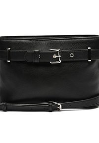 Sac à main en cuir noir avec une surface texturée, doté d'une large bandoulière avec une boucle en argent. Forme rectangulaire, design minimaliste.