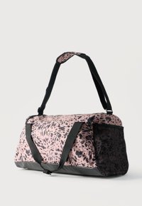 Ροζ και μαύρη τσάντα duffel με μαύρα λουριά και δίχτυ πλαϊνή τσέπη σε λευκό φόντο.