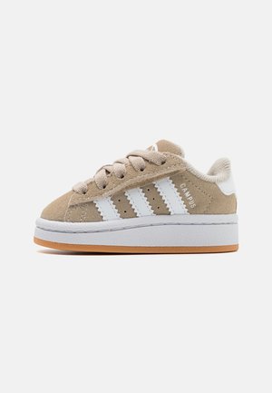 Beiger Veloursleder-Sneaker Adidas Campus mit weißen Streifen, beigen Schnürsenkeln, flauschigem Futter und dicker weißer Sohle mit Gummisohle.