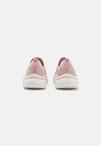 Zapatillas de punto rosas tipo slip-on con una parte superior texturizada, suela blanca y una franja rosa en contraste. Sin logotipos ni otros detalles visibles.