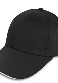 Gorra de béisbol negra con un diseño estructurado, tejido texturizado, visera curva y costuras blancas contrastantes a lo largo del borde de la visera.