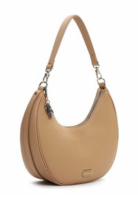 Brązowa torba na ramię z imitacji skóry w kształcie półksiężyca, z zamkiem błyskawicznym i srebrnymi elementami metalowymi. Wyposażona w odpinany pasek oraz tabliczkę z logo.